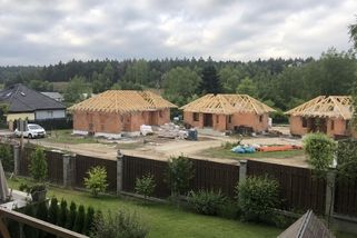 „Řekli nám, že kupujeme poslední volný pozemek.“ Za rok jim vznikla za plotem nová zástavba
